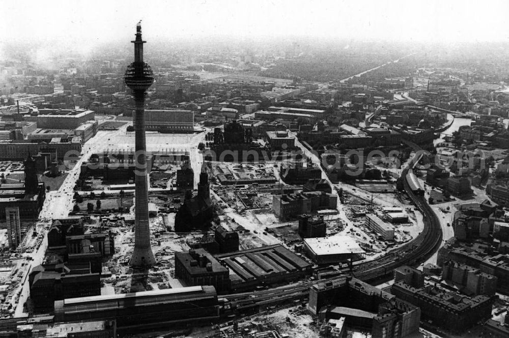 GDR picture archive: Berlin - Blick auf die Großbaustelle Alexanderplatzu.a. mit dem Rohbau Berliner Fernsehturm in Berlin-Mitte.