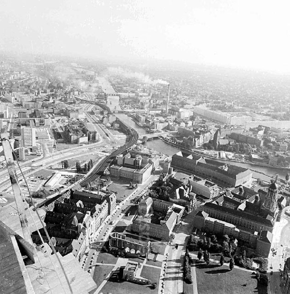 Berlin-Mitte: Blick von dem im Rohbau fertiggestellten Berliner Fernsehturm in Berlin-Mitte auf die Dächer der Stadt. An diesem Tag wird am Fernsehturm Richtfest gefeiert und dem neuen Bauwerk traditionell der Richtkranz aufgesetzt. Genau zwei Jahre später konnte das über 30