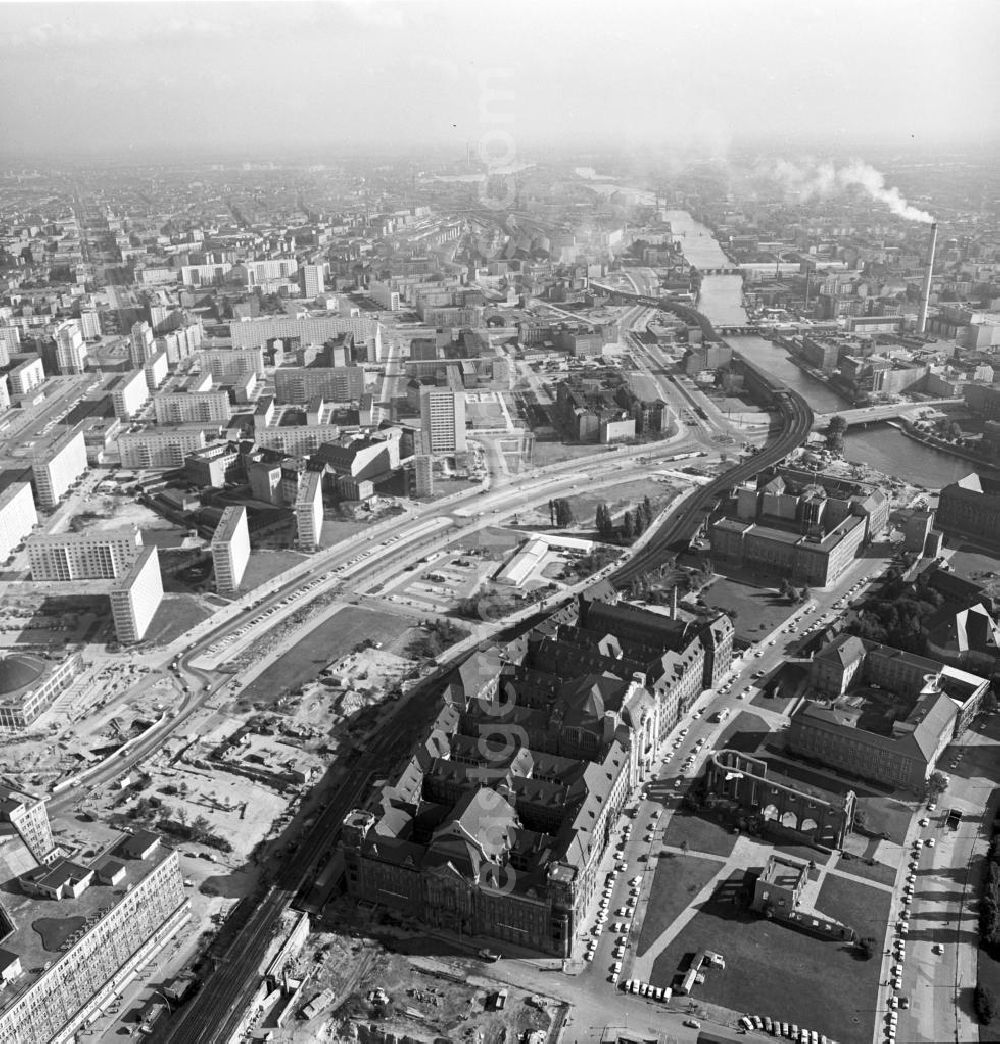 GDR image archive: Berlin - Blick von dem im Rohbau fertiggestellten Berliner Fernsehturm in Berlin-Mitte auf die Dächer der Stadt an der Alexanderstrasse. An diesem Tag wird am Fernsehturm Richtfest gefeiert und dem neuen Bauwerk traditionell der Richtkranz aufgesetzt. Genau zwei Jahre später konnte das über 30
