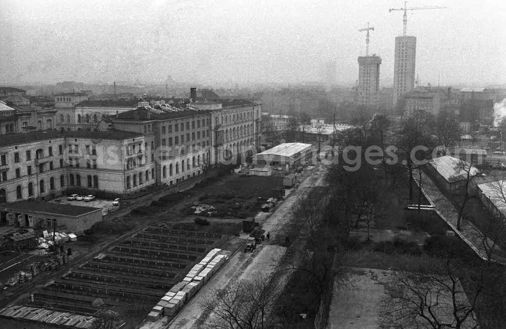 GDR photo archive: Berlin - Blick auf den Bauplatz / die Baustelle der Charité Universitätskrankenhaus am Robert Koch Platz.