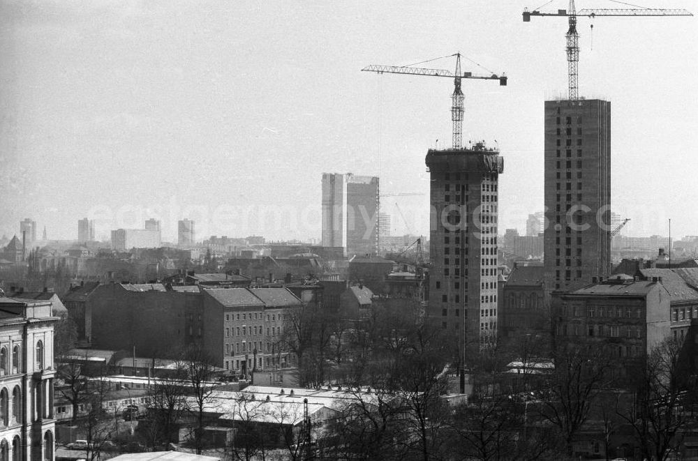 GDR picture archive: Berlin - Blick auf den Bauplatz / die Baustelle der Charité Universitätskrankenhaus am Robert Koch Platz.