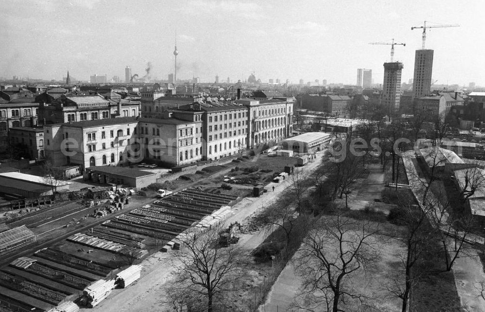 Berlin: Blick auf den Bauplatz / die Baustelle der Charité Universitätskrankenhaus am Robert Koch Platz mit dem Berliner Fernsehturm im Hintergrund.