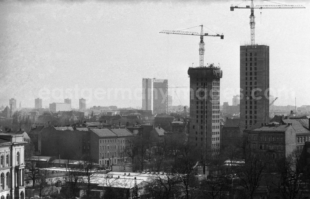 GDR image archive: Berlin - Blick auf den Bauplatz / die Baustelle der Charité Universitätskrankenhaus am Robert Koch Platz.
