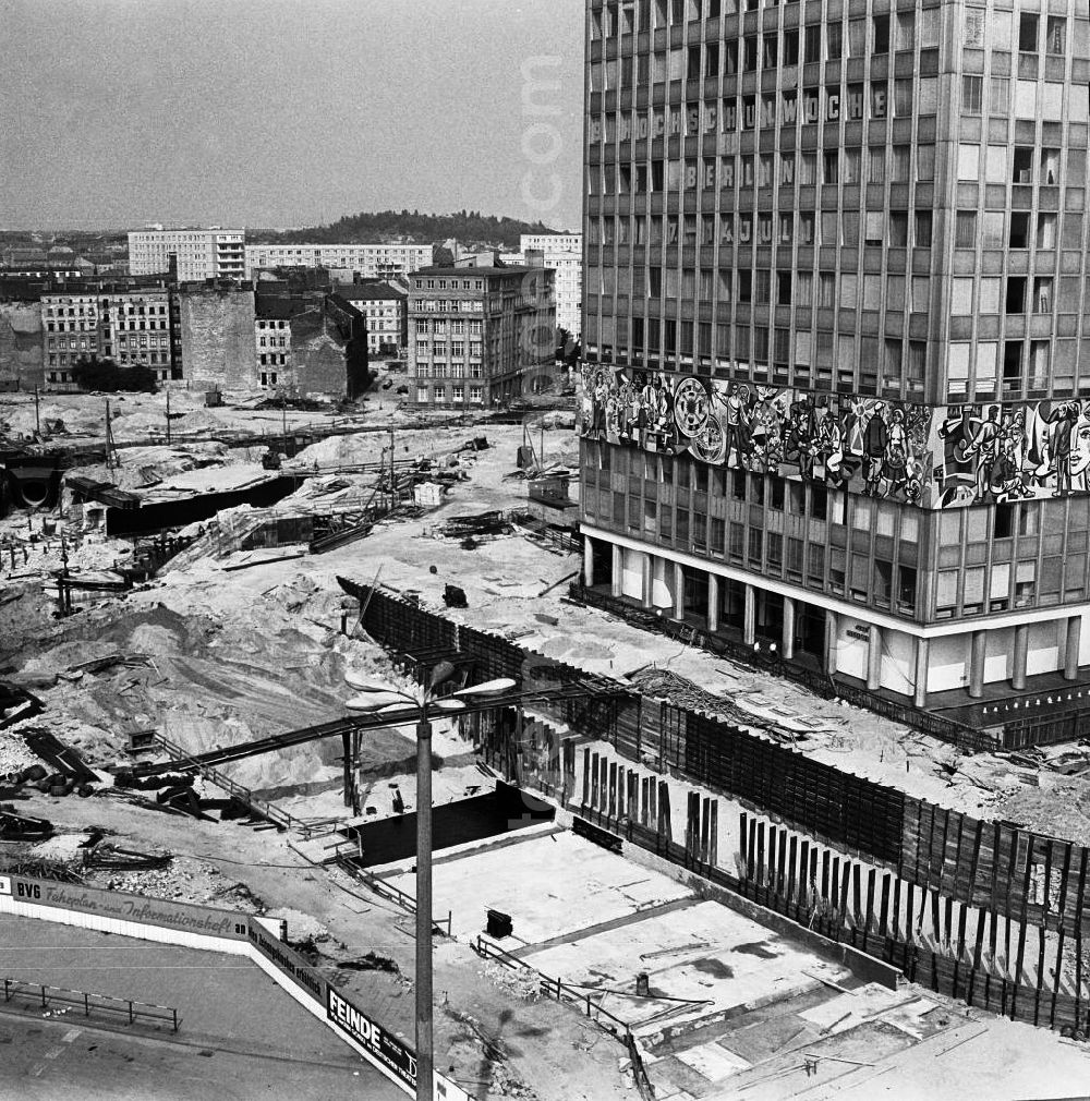 GDR photo archive: Berlin - Eine Großbaustelle mit Baumaschinen am Alexanderplatz. Rechts ist das Haus des Lehrers mit dem Wandrelief zu sehen. Auch die verlaufende U-Bahn und die U-Bahnstation am Alexanderplatz wird erneuert. Mit der Gestaltung der Mitte in den 1960 und 197