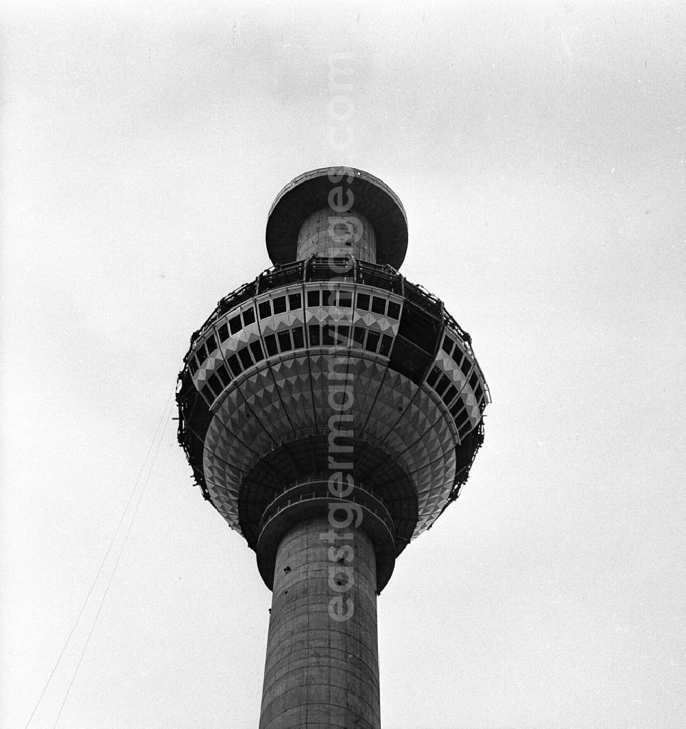 GDR image archive: Berlin - Blick von unten nach oben auf die halbfertige Kugel / Kuppel des Berliner Fernsehturm während der Erbauung.