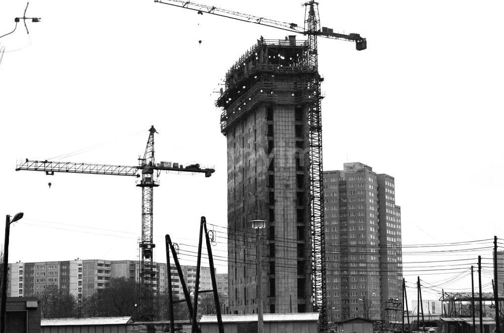 GDR image archive: Berlin - Blick auf die Baustelle des Gleitturm / Neubau Hochhaus an der Leninallee / Leninplatz in Berlin-Friedrichshain. Kräne stehen daneben.