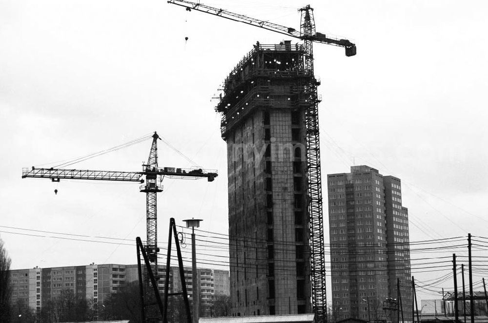 GDR picture archive: Berlin - Blick auf die Baustelle des Gleitturm / Neubau Hochhaus an der Leninallee / Leninplatz in Berlin-Friedrichshain. Kräne stehen daneben.