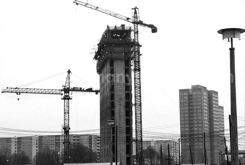 Berlin: Blick auf die Baustelle des Gleitturm / Neubau Hochhaus an der Leninallee / Leninplatz in Berlin-Friedrichshain. Kräne stehen daneben.
