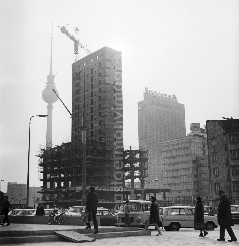 GDR picture archive: Berlin - Construction house of traveling at Alexanderplatz in Berlin - Mitte. In the background of the Berlin TV Tower and the Hotel Stadt Berlin