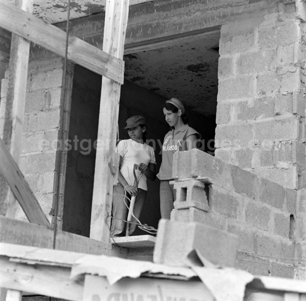 GDR photo archive: Havanna - Construction workers on a building site in the district Alamar in La Habana in Kuba