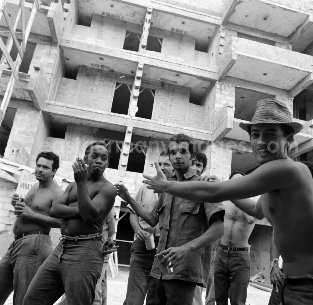 GDR picture archive: Havanna - Construction workers on a building site in the district Alamar in La Habana in Kuba