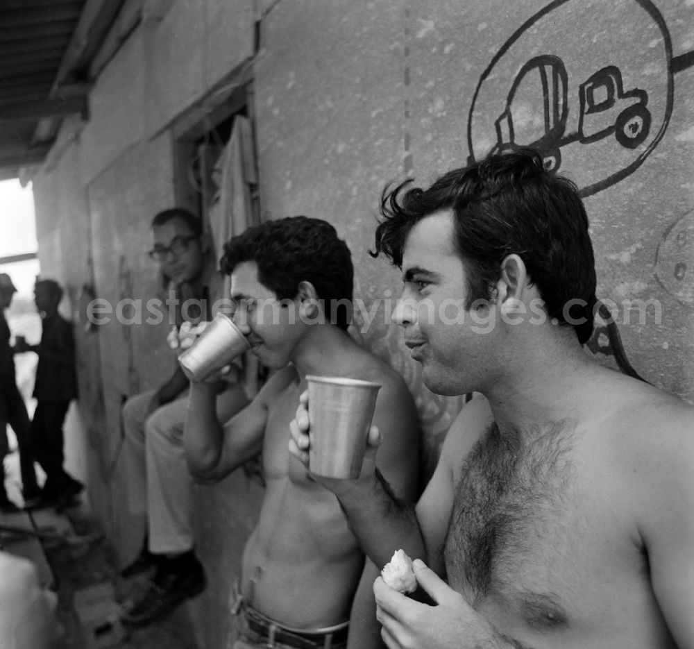 GDR image archive: Havanna - Construction workers on a building site in the district Alamar in La Habana in Kuba