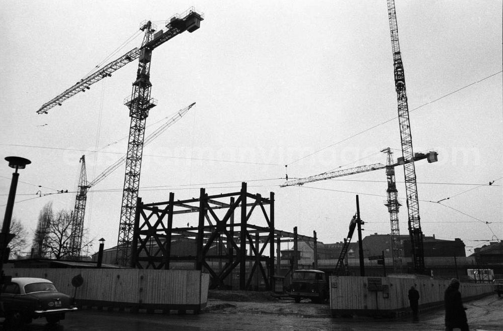 Berlin: Bauarbeiten zur Errichtung des Hochhauskomplexes Internationales Handelszentrum IHZ durch die schwedische SIAB am Bahnhof Friedrichstraße in Mitte.