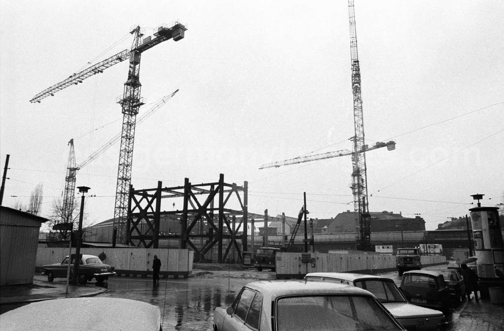 GDR image archive: Berlin - Bauarbeiten zur Errichtung des Hochhauskomplexes Internationales Handelszentrum IHZ durch die schwedische SIAB am Bahnhof Friedrichstraße in Mitte.