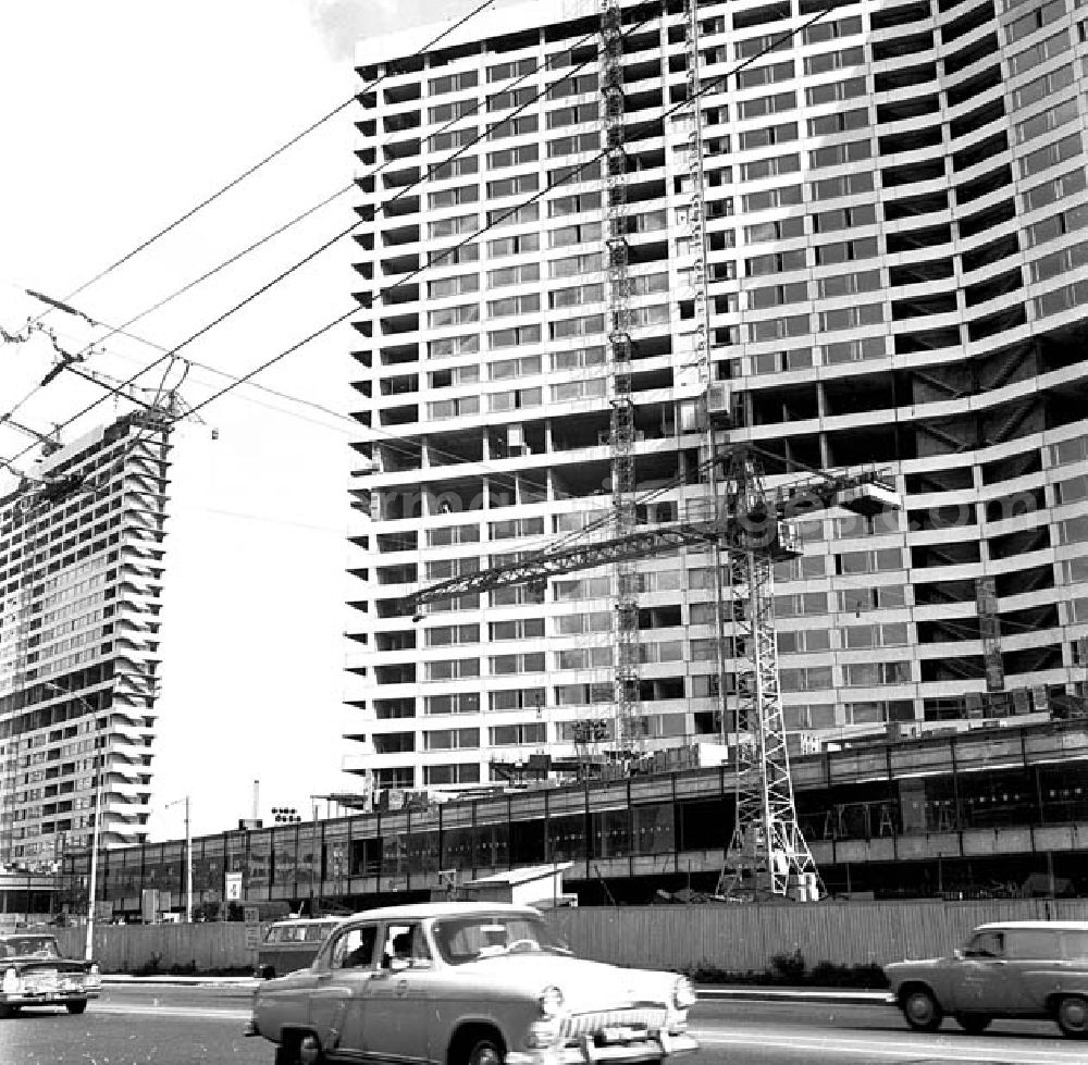 Moskau (UdSSR): Blick auf die Großbaustelle des Kalininprospektes in Moskau. Um die große Wohnungsnot der Stadt zu lindern, werden im schnellen Plattenbauverfahren von 1958 bis 1973 Sozialwohnungen für 1,4 Millionen Menschen in Billigbauweise hochgezogen. Der Prunk der sogenannten Stalinbauten ist vorbei. Der Kalininprospekt ist eine große Innnenstadt-Promenade mit Geschäften. Der Baustil mit den querstehenden Hochhäusern und dazwischenliegenden Geschäften wird danach auch in vielen anderen Ostblockstädten verwandt - so auch in Berlin.