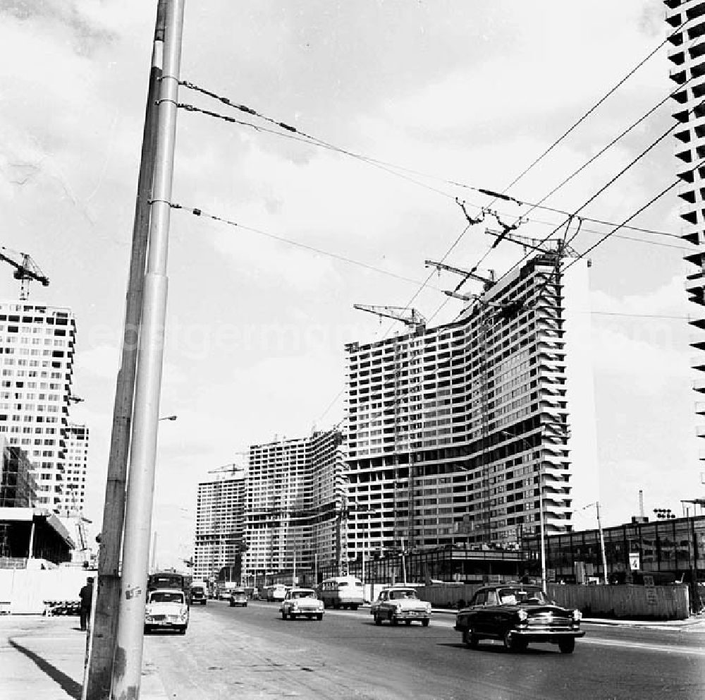 GDR image archive: Moskau (UdSSR) - Blick auf die Großbaustelle des Kalininprospektes in Moskau. Um die große Wohnungsnot der Stadt zu lindern, werden im schnellen Plattenbauverfahren von 1958 bis 1973 Sozialwohnungen für 1,4 Millionen Menschen in Billigbauweise hochgezogen. Der Prunk der sogenannten Stalinbauten ist vorbei. Der Kalininprospekt ist eine große Innnenstadt-Promenade mit Geschäften. Der Baustil mit den querstehenden Hochhäusern und dazwischenliegenden Geschäften wird danach auch in vielen anderen Ostblockstädten verwandt - so auch in Berlin.