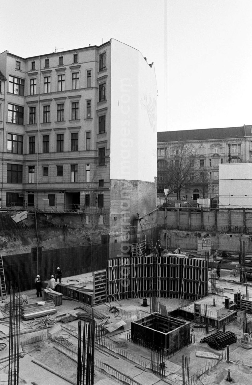 GDR photo archive: Berlin-Charlottenburg - Baustelle KuDamm - Uhlandstr. 16.12.92