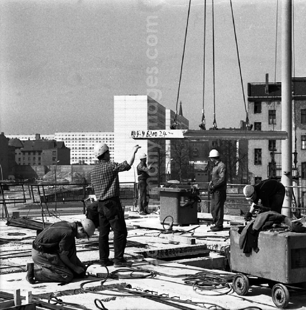 GDR picture archive: Berlin - Hubschraubereinsatz auf dem Marx-Engels-Platz.