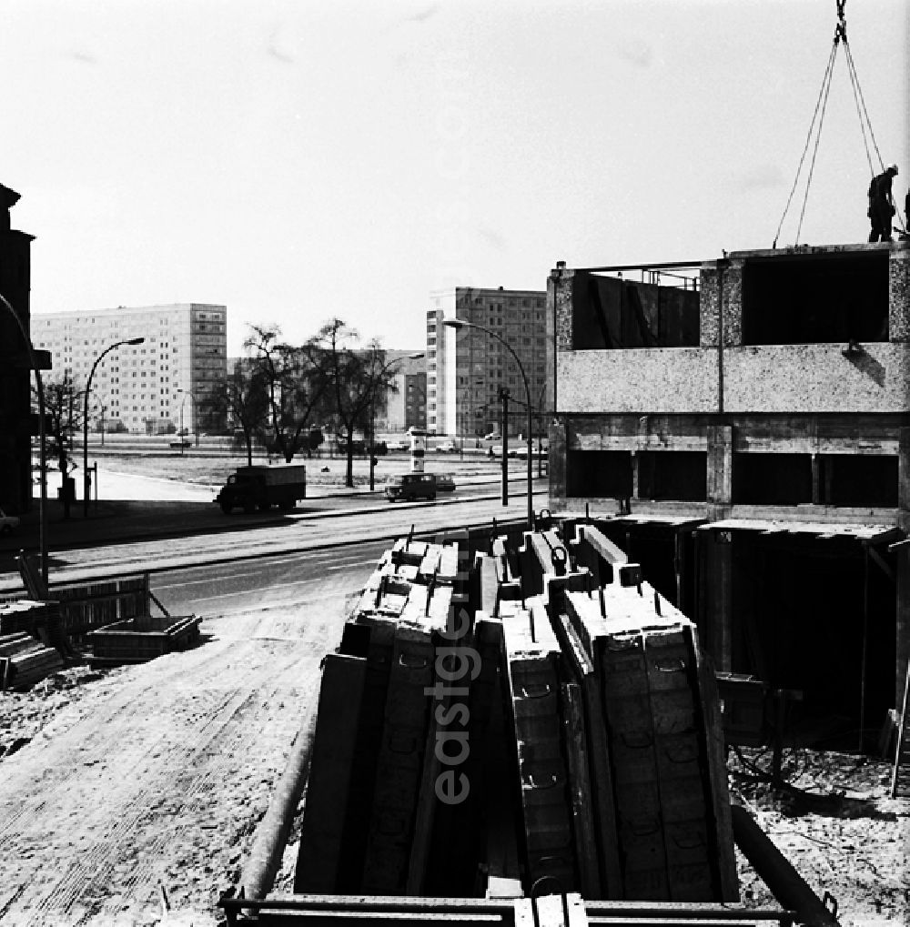 GDR image archive: Berlin - Hubschraubereinsatz auf dem Marx-Engels-Platz.