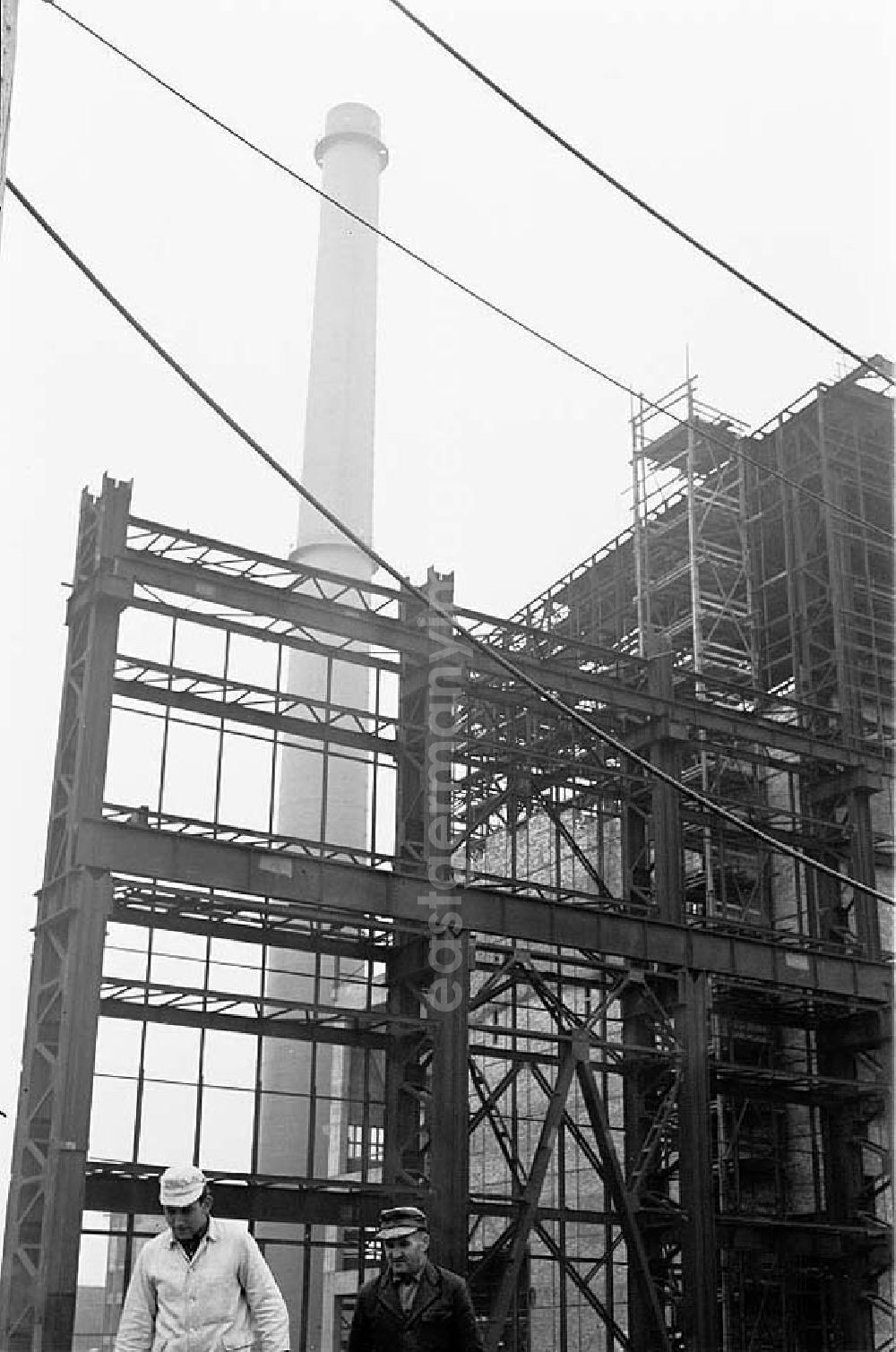 GDR image archive: Leuna - Arbeiter vor der Baustelle Leuna-Werk II vom Kombinat VEB Leuna-Werke Walter Ulbricht.