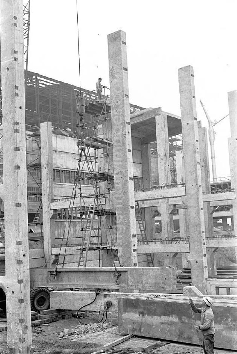 GDR picture archive: Leuna - Betonarbeiter auf der Baustelle vom Leuna-Werk II. Zugehörig zum Kombinat VEB Leuna-Werke Walter Ulbricht.