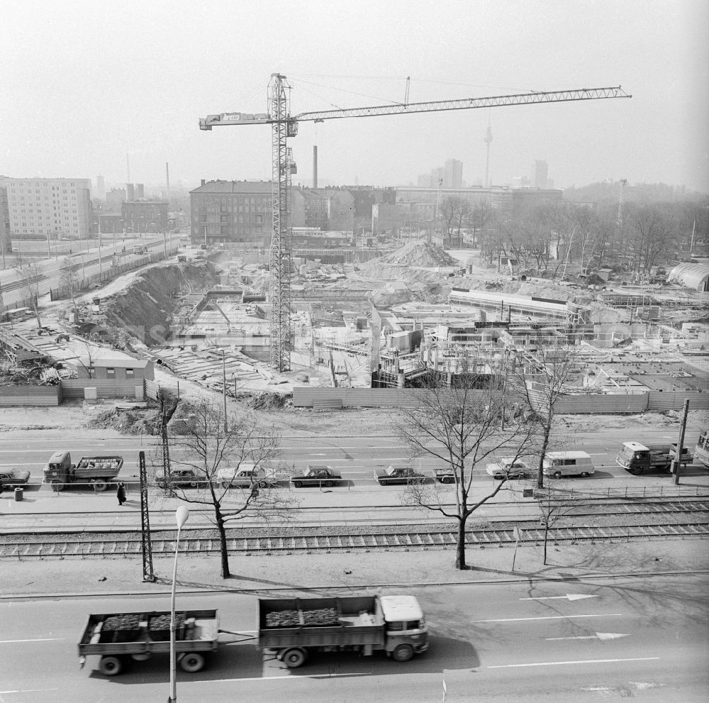 GDR picture archive: Berlin - Construction / reconstruction of the sports and recreation center (SEZ) in Berlin, the former capital of the GDR, the German Democratic Republic. It was a multifunctional complex for sports and entertainment