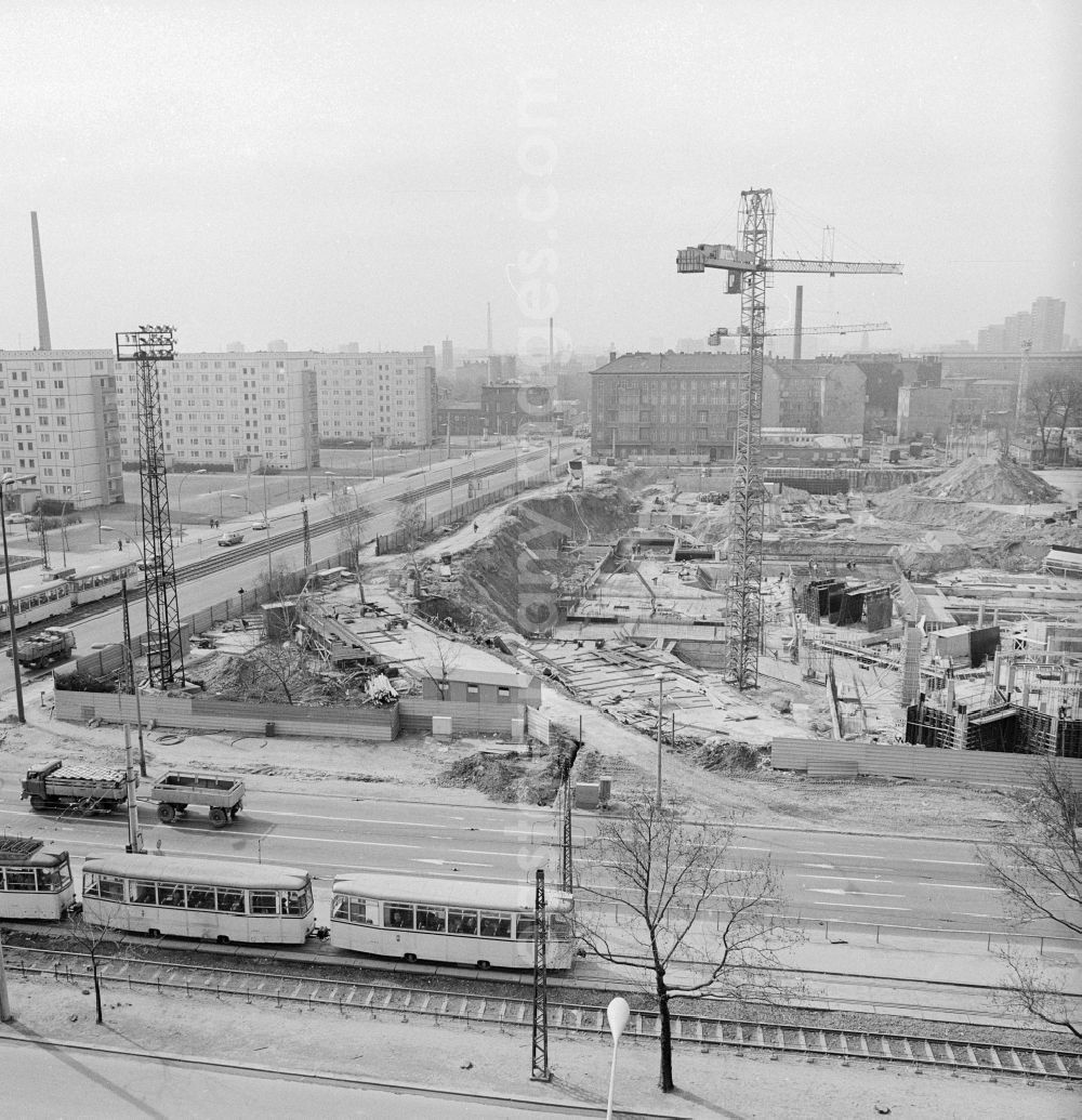 GDR image archive: Berlin - Construction / reconstruction of the sports and recreation center (SEZ) in Berlin, the former capital of the GDR, the German Democratic Republic. It was a multifunctional complex for sports and entertainment