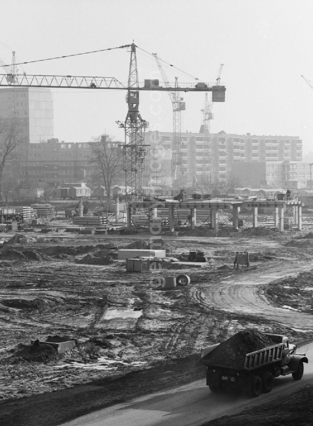 GDR picture archive: Berlin - Construction site in the development area in Berlin Hohenschoenhausen, the former capital of the GDR, the German Democratic Republic
