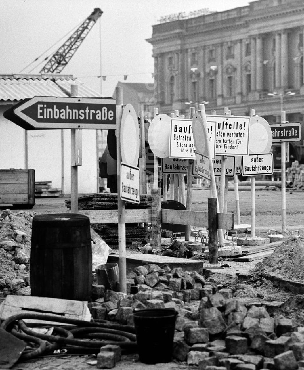 GDR image archive: Berlin - Verkehrsschilder stehen am Rande der Baustelle für den Palast der Republik und deuten auf die anstehenden Straßensperrungen und Verkehrsänderungen rund um den Marx-Engels-Platz hin. Im Hintergrund Blick auf den Neuen Marstall. Das neue Mehrzweckgebäude der DDR wurde an der Stelle des 195