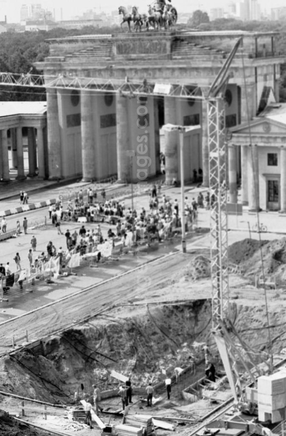 GDR picture archive: Berlin / Mitte - Blick von oben auf die Baustelle mit Kran auf dem Pariser Platz am Brandenburger Tor.