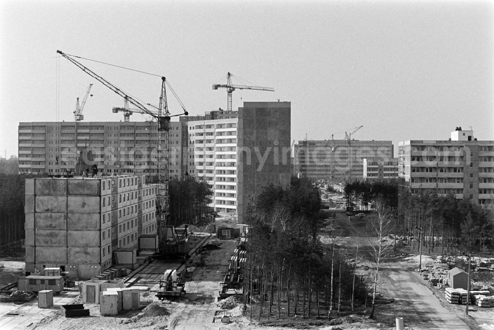 Berlin: Blick auf das sich im Bau befindende Salvador-Allende-Viertel II, einer Großsiedlung in Plattenbauweise (Plattenbau) in Berlin-Köpenick. Die Hochhaussiedlung entstand Anfang der 70er Jahre und erfuhr in den 8