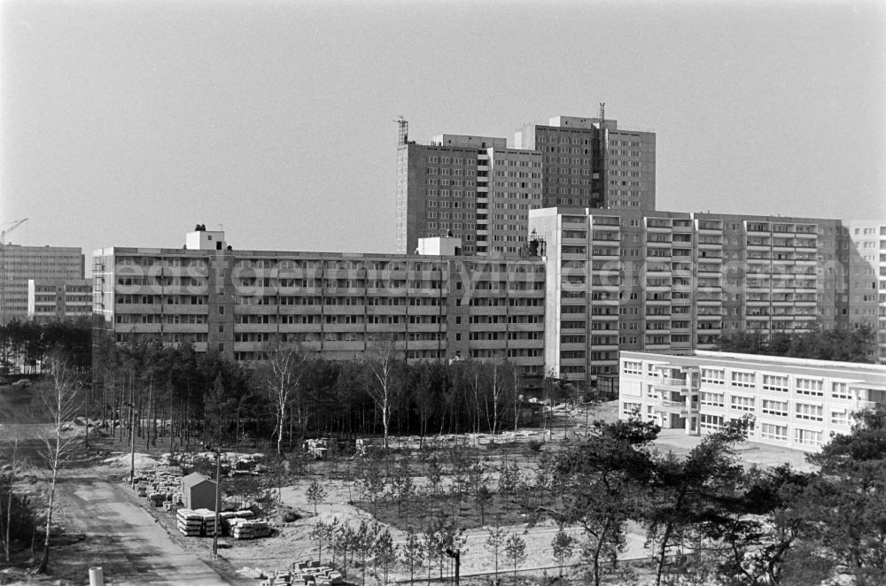 Berlin: Blick auf das sich im Bau befindende Salvador-Allende-Viertel II, einer Großsiedlung in Plattenbauweise (Plattenbau) in Berlin-Köpenick. Die Hochhaussiedlung entstand Anfang der 70er Jahre und erfuhr in den 8