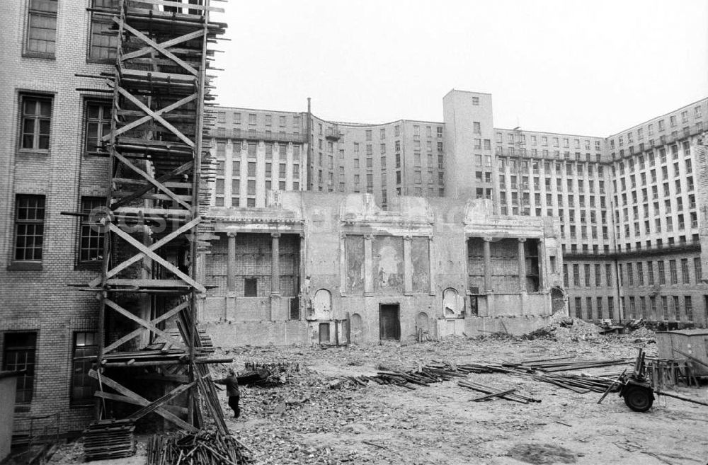 GDR picture archive: Berlin - Blick auf die Baustelle vom Innenhof der Staatsbibiothek in Mitte.