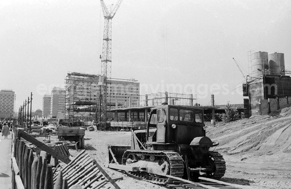 GDR photo archive: Dresden - Construction site and civil engineering work on Prager Strasse in Dresden in the federal state of Saxony on the territory of the former GDR, German Democratic Republic