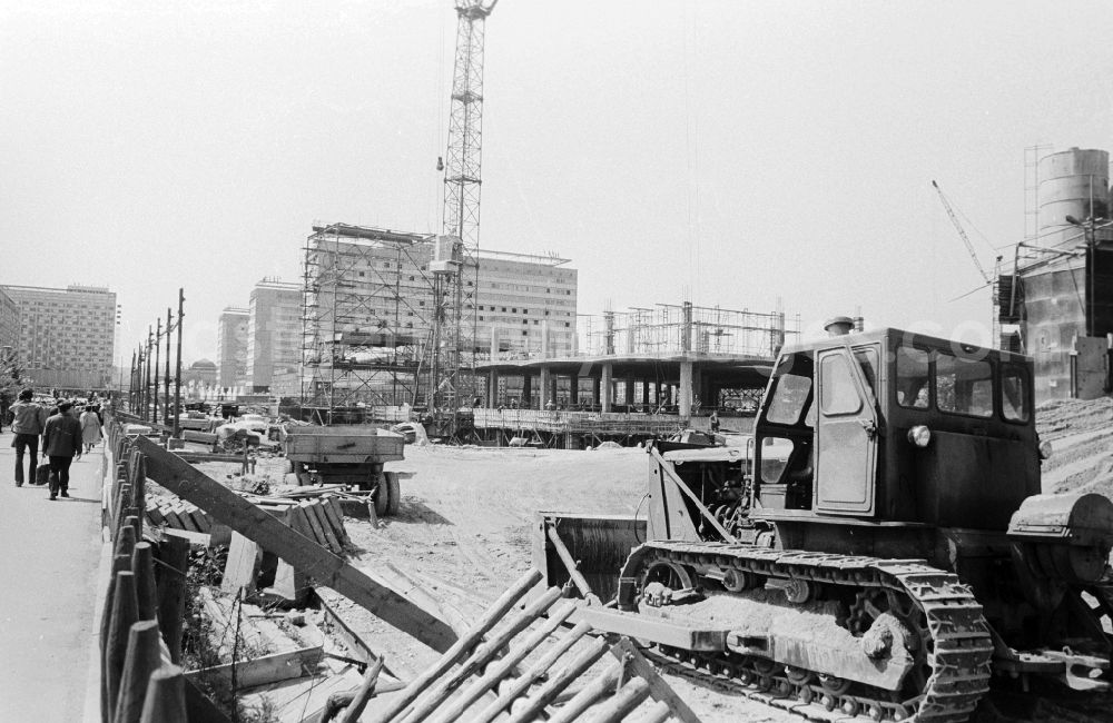 GDR picture archive: Dresden - Construction site and civil engineering work on Prager Strasse in Dresden in the federal state of Saxony on the territory of the former GDR, German Democratic Republic