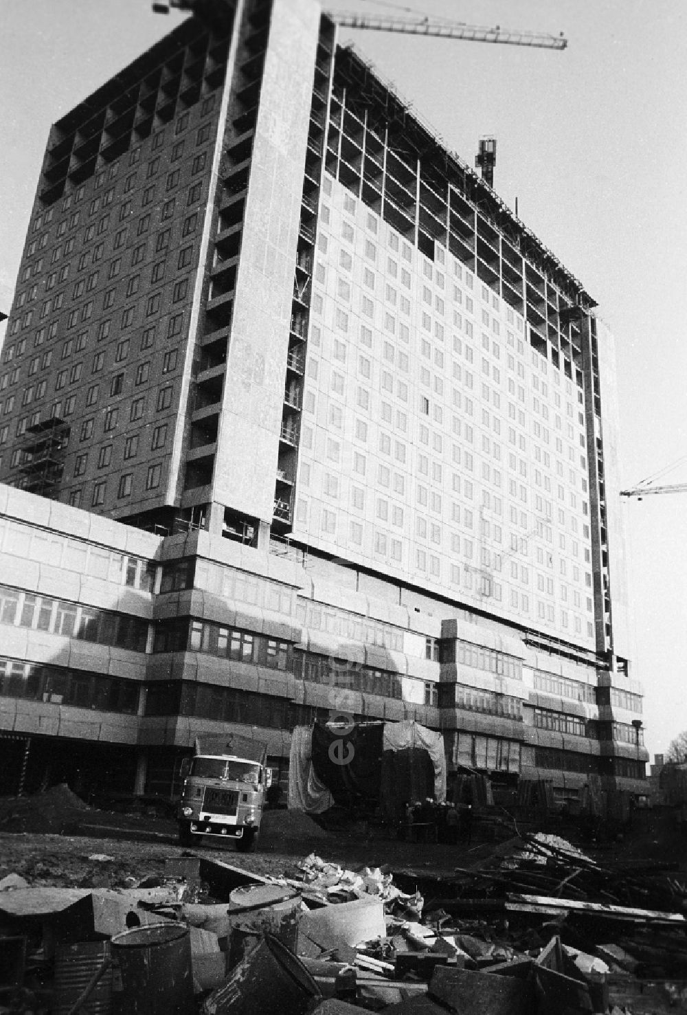 GDR picture archive: Berlin - Building site to the new building of the bed high rise of the Charite in the campus middle in Berlin, the former capital of the GDR, German democratic republic