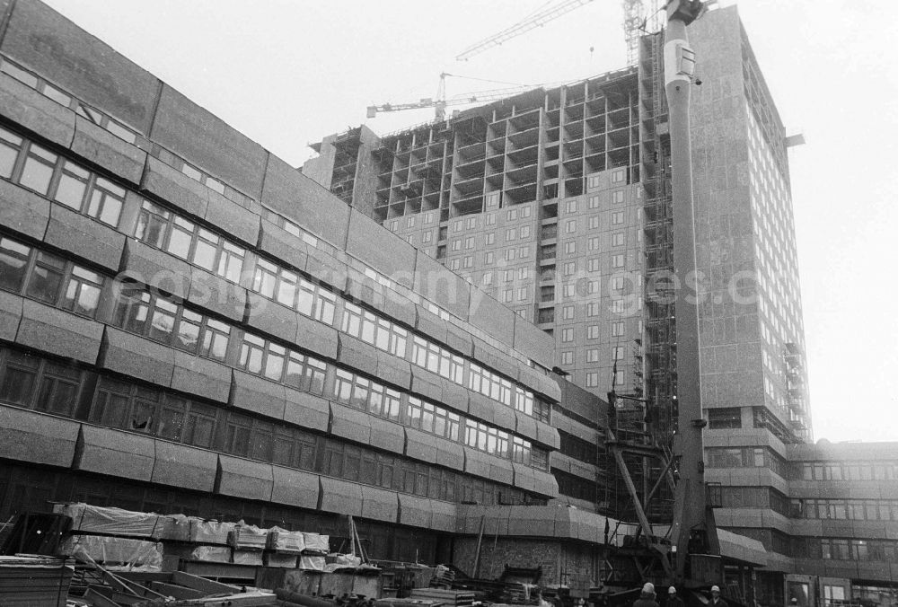 Berlin: Building site to the new building of the bed high rise of the Charite in the campus middle in Berlin, the former capital of the GDR, German democratic republic