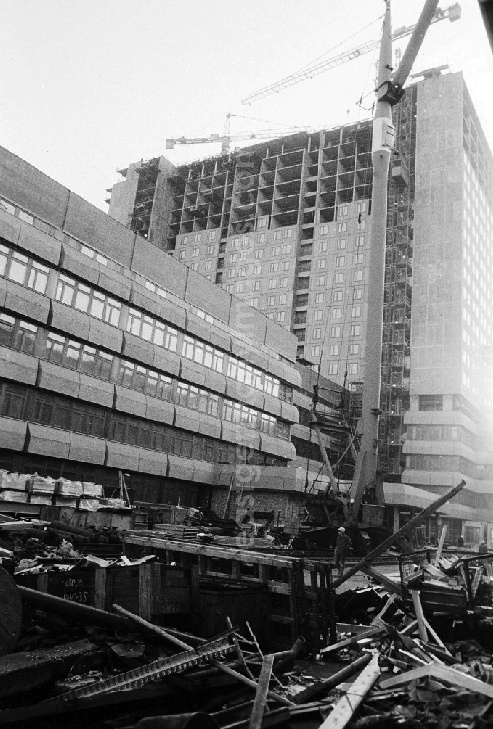GDR image archive: Berlin - Building site to the new building of the bed high rise of the Charite in the campus middle in Berlin, the former capital of the GDR, German democratic republic