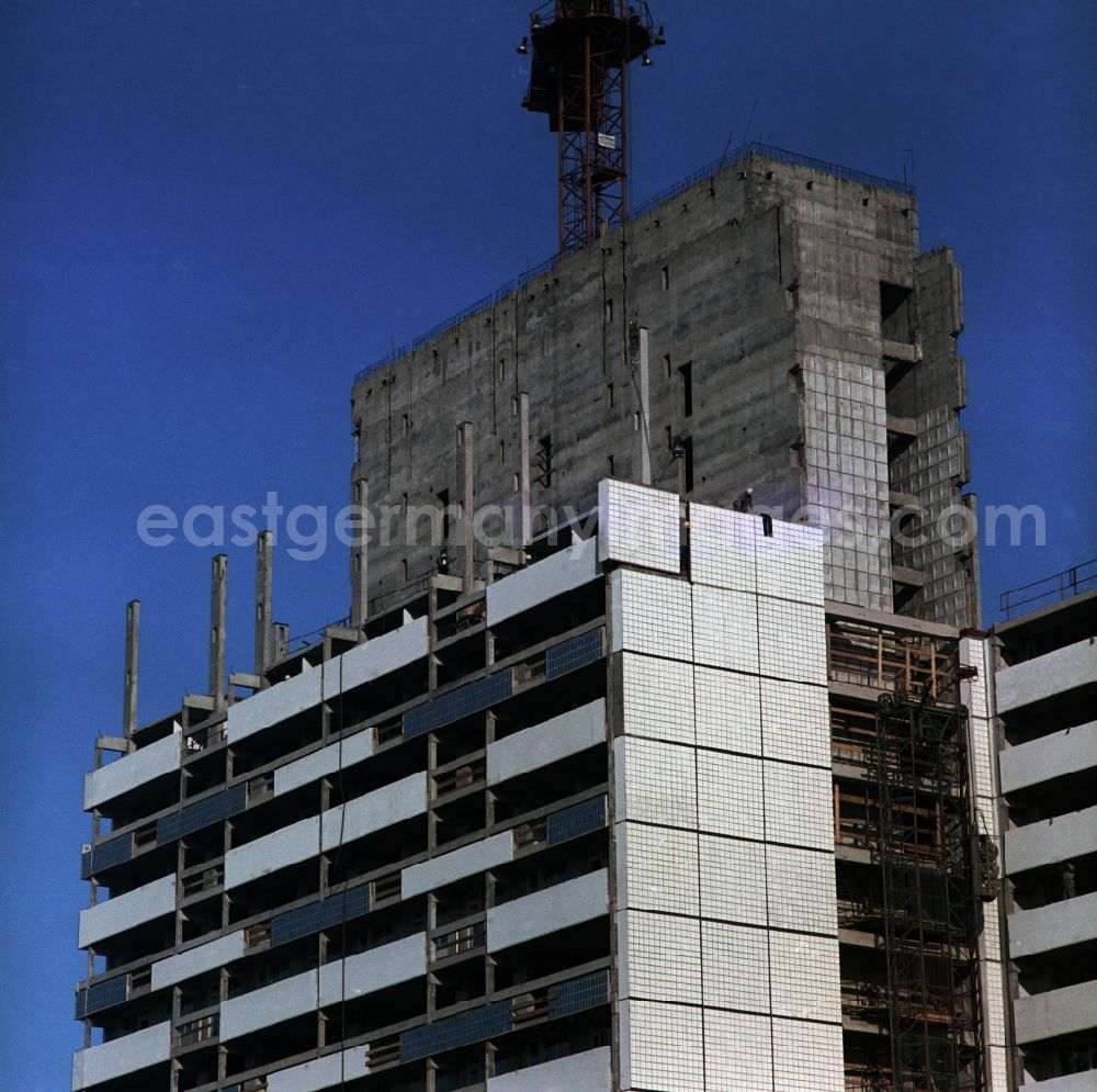 GDR picture archive: Berlin - Mitte - Construction site for the new building of the East German prefabricated high-rise buildings in the residential area at the Leipziger Strasse in the Mitte district in Berlin