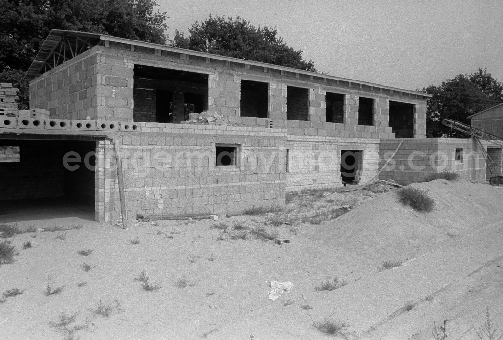 GDR image archive: Ziltendorf - Building site to the new building of semidetached houses in village Zilten, district Ernst - Thaelmann - settlement, in the federal state Brandenburg in the area of the former GDR, German democratic republic