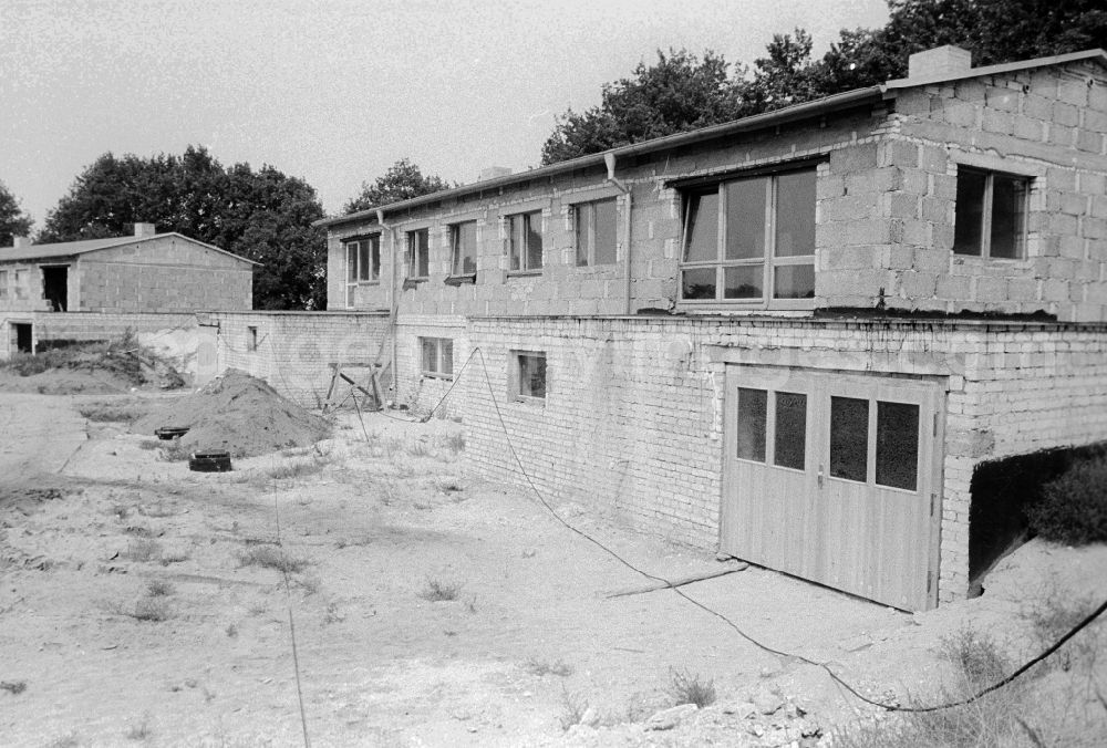 GDR photo archive: Ziltendorf - Building site to the new building of semidetached houses in village Zilten, district Ernst - Thaelmann - settlement, in the federal state Brandenburg in the area of the former GDR, German democratic republic