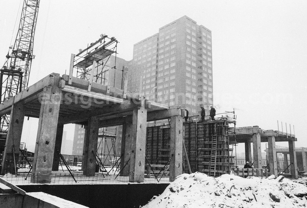 Berlin: Building site to the new building of a purchase hall in Berlin, the former capital of the GDR, German democratic republic