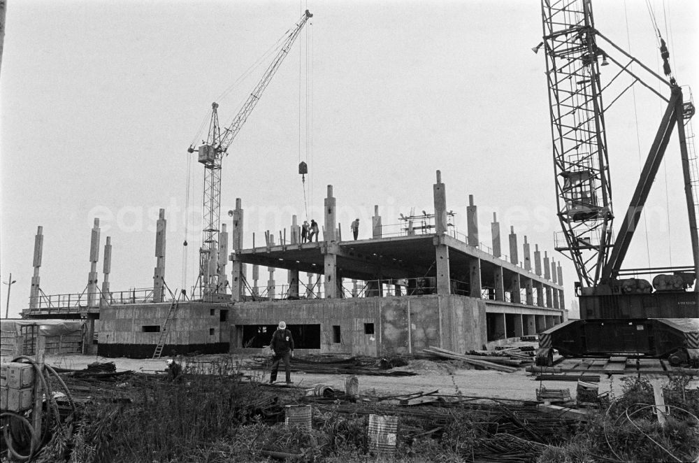 Berlin: Construction site for a new building of an apartment building and housing estate in the district Hellersdorf in Berlin Eastberlin on the territory of the former GDR, German Democratic Republic