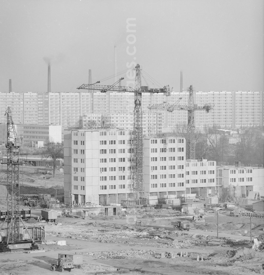 GDR image archive: Berlin - Construction site for construction of a block of residential complex on Weissenseer way in Berlin - Lichtenberg
