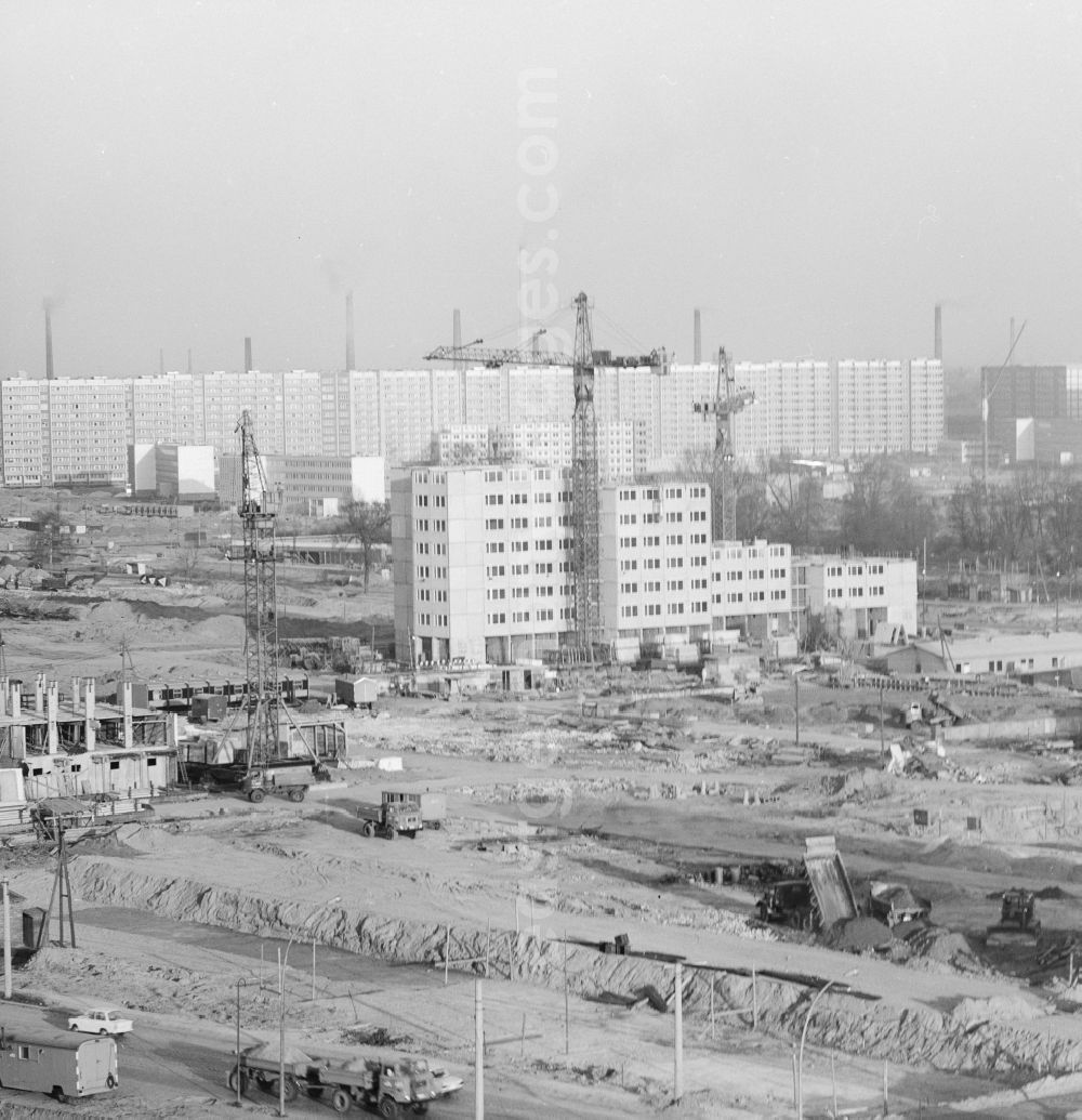 GDR photo archive: Berlin - Construction site for construction of a block of residential complex on Weissenseer way in Berlin - Lichtenberg