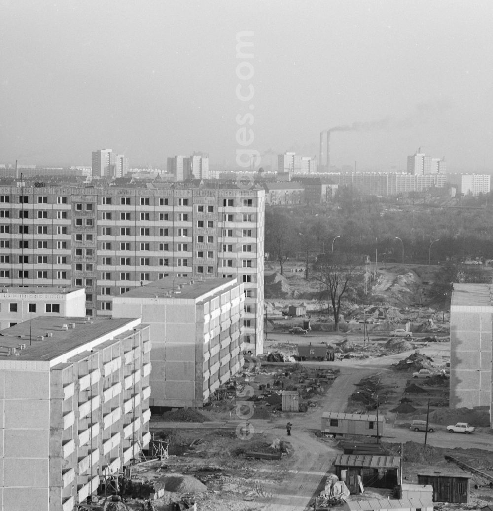 GDR picture archive: Berlin - Construction site for construction of a block of residential complex on Weissenseer way in Berlin - Lichtenberg