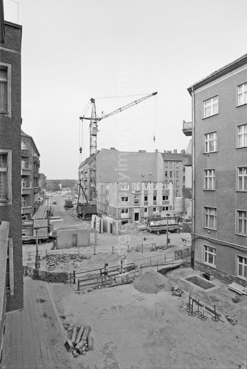 GDR picture archive: Berlin - Construction site for a new building of a prefabricated residential building in a gap in an old building on street Boedikerstrasse in Berlin Eastberlin on the territory of the former GDR, German Democratic Republic