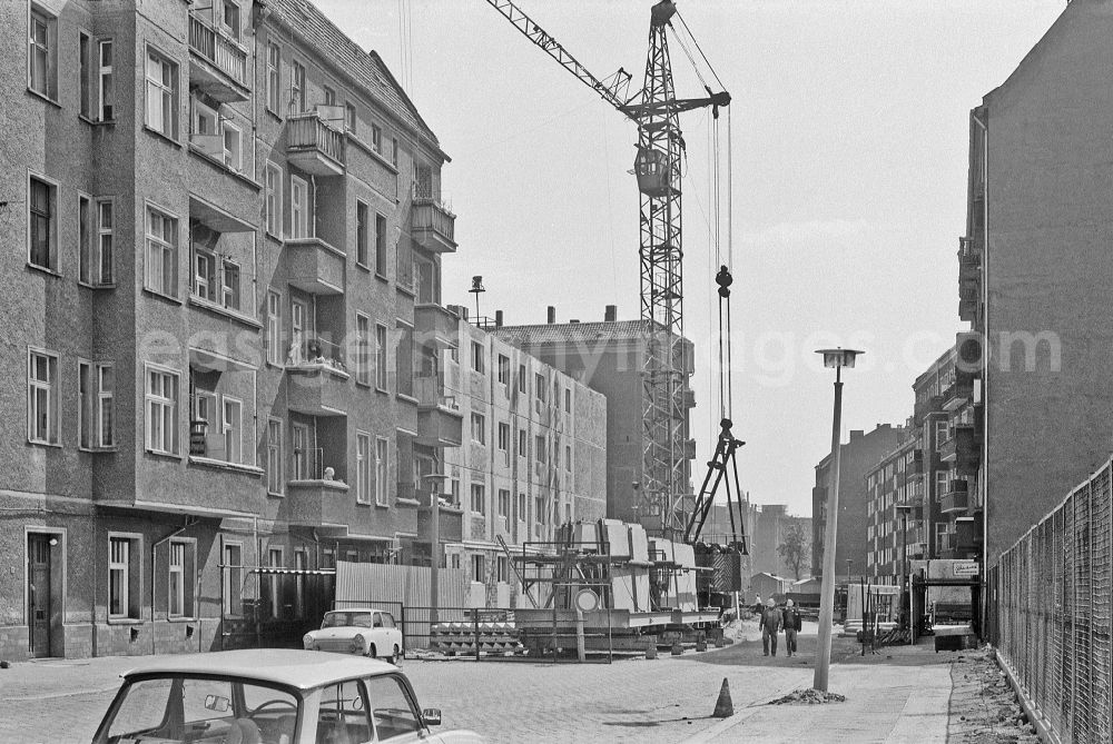Berlin: Construction site for a new building of a prefabricated residential building in a gap in an old building on street Boedikerstrasse in Berlin Eastberlin on the territory of the former GDR, German Democratic Republic