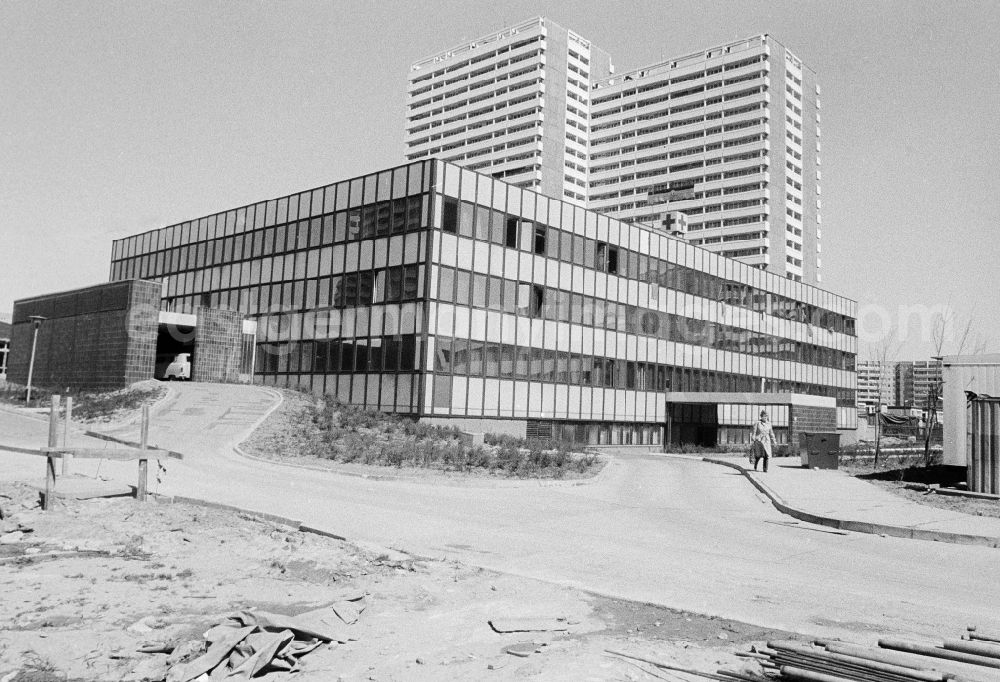 GDR photo archive: Berlin - Building site to the new building of the outpatient clinic Springpfuhl on the Helene Weigel place in Berlin, the former capital of the GDR, German democratic republic