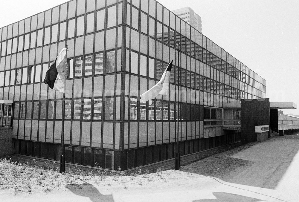GDR picture archive: Berlin - Building site to the new building of the outpatient clinic Springpfuhl on the Helene Weigel place in Berlin, the former capital of the GDR, German democratic republic